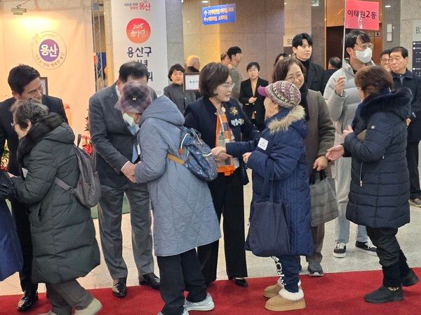 박희영 용산구청장 신년인사회 참석하는 주민들과 진심 소통 인사 모습