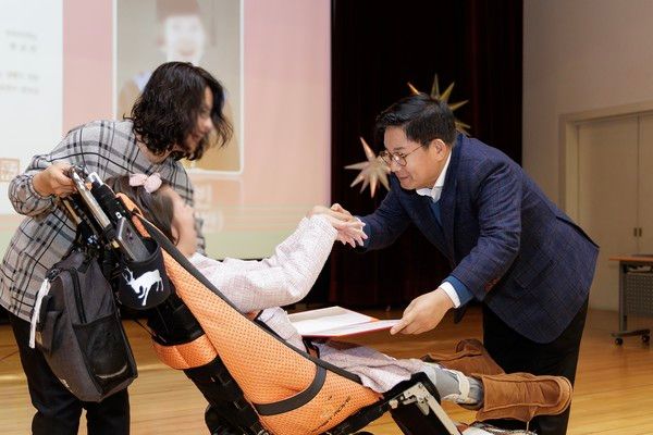 박강수 마포구청장 한국우진학교 졸업식 참석 모범학생에게 표창장 수여 모습(사진제공=마포구청)