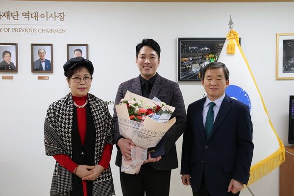 이자연 강남문화재단 이자연 이사장 ,옥종식 상임이사 데이비드 이 예술감독 임용장 전달후 기념촬영 모습(사진제공=강남문화재단)