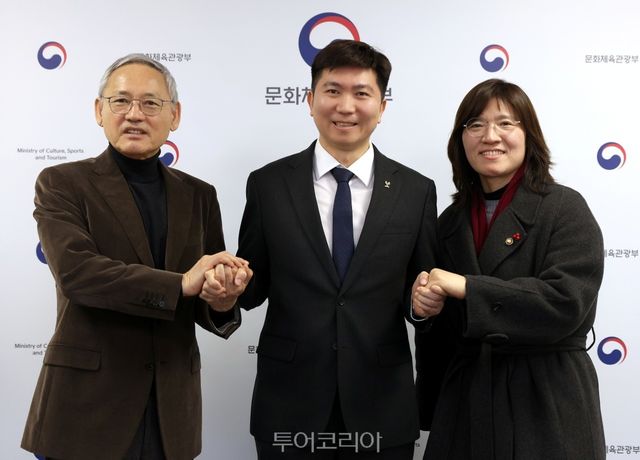 유인촌 문화체육관광부 장관이 16일 서울 종로구 국립현대미술관 회의실에서 유승민 제42대 대한체육회장 당선인과 인사를 나누고 있다.