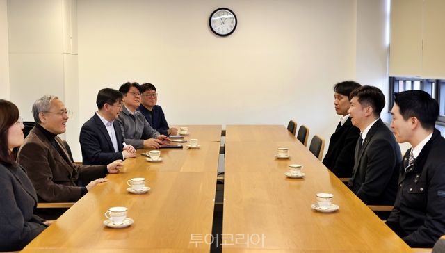 유인촌 문화체육관광부 장관이 16일 서울 종로구 국립현대미술관 회의실에서 유승민 제42대 대한체육회장 당선인과 인사를 나누고 있다.