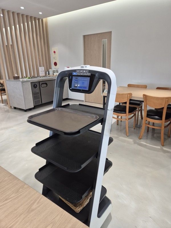 인공지능 서빙 로봇. /사진-완도군