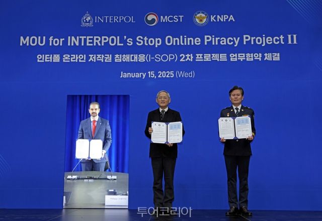 유인촌 문화체육관광부 장관이 15일 서울 종로구 국립현대미술관 서울관에서 문체부-경찰청-인터폴 간 인터폴 온라인 저작권 침해대응(I-SOP) 2차 프로젝트 업무협약서에 서명한 뒤 기념촬영을 하고 있다. 사진 왼쪽부터 발데시 우르키자 인터폴 사무총장, 유인촌 장관, 이준형 경찰청 국제협력관.