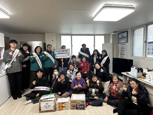 김종훈 포천시 부시장 한팜쉼터 점검 및 캠페인 활동 기념촬영 모습(사진제공=포천시청)