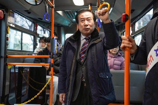 박홍률 목포시장이 공영버스에 탑승해 출근하고 있다. /사진-목포시