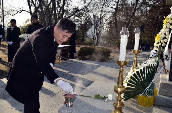 정성주 김제시장이 2일 순동 군경묘지와 성산공원 충혼비 참배를 하고 있다. /사진-김제시