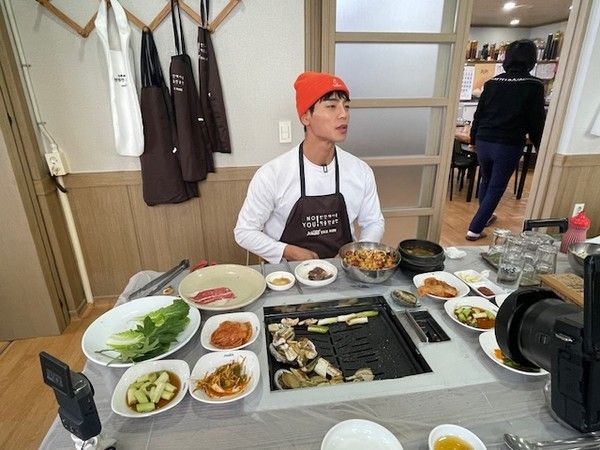 먹방 유튜버 상해기가 진도대파오합을 소개하는 촬영을 하고 있다./사진-진도군