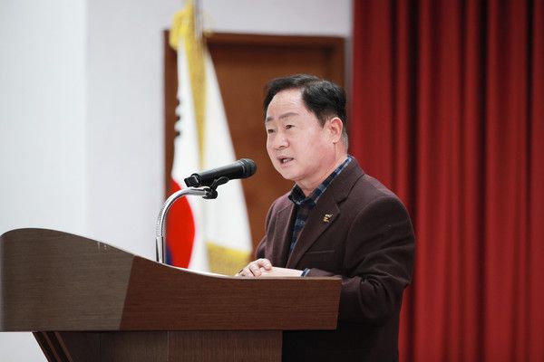 주광덕 남양주시장 새해농입인실용교육 농업인핵심리더반 개회식 참석 농업인들과 소통 인사 모습(사진제공=남양주시청)