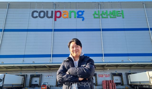 지난해 말 승진하며 CFS 최연소 인사팀장(조직장급)이 된 김성태(32) 씨가 쿠팡 용인물류센터 앞에서 포즈를 취하고 있다/사진-쿠팡