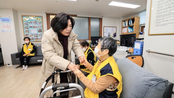 신계용 과천시장 과천시 주간보호센터 방문 모습(사진제공=과천시청)