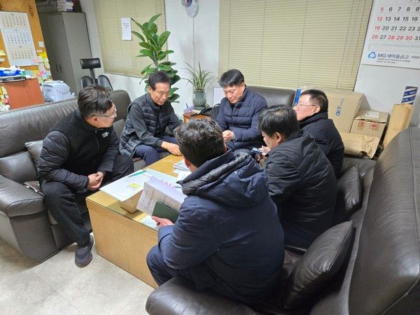 지난 13일, 이태원시장 합동 안전점검 후 상인회 사무실에서 안전점검 결과에 대한 지적사항을 전달 모습(사진제공=용산구청)