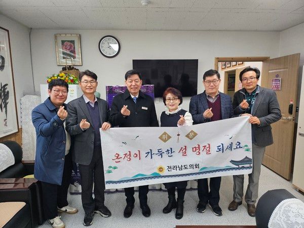 김정희 교육위원장은 21일 '순천조례노인복지센터'를 방문해 위문품을 전달했다. /사진-전남도의회