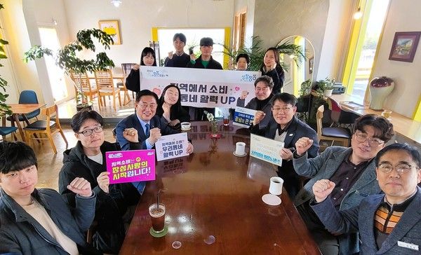 장성군 공직자들이 지역경제 회복을 위해 '지역상가 이용 챌린지'를 시작했다. /사진-장성군