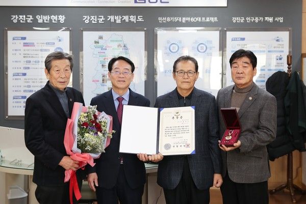 고 최병찬 하사 유족에게 6.25 참전자 화랑무공훈장이 전달됐다. /사진-강진군