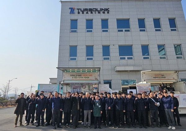 박천중 상생협력처장이 21일 ㈜터보링크를 방문, 새해맞이 행복충전소(푸드트럭) 특별행사를 진행했다. /사진-한국수력원자력