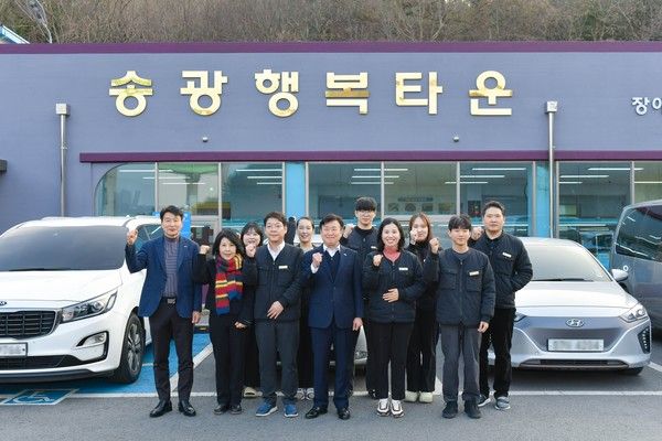 정기명 여수시장이 지난 23일 장애인직업 재활시설 '송광행복타운'을 방문하며 발로 뛰는 소통시정을 본격화했다. /사진-여수시