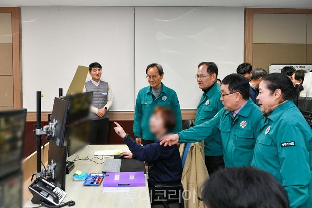 박남서 영주시장, 임종득 국회의원, 영주시의회 의원들이 시청상황실을 방문해 안전대책을 점검하고 있다