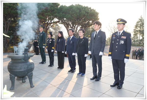 광양시는 지난 2일 오전 현충탑에서의 참배를 시작으로 을사년 새해를 힘차게 출발했다. /사진-광양시