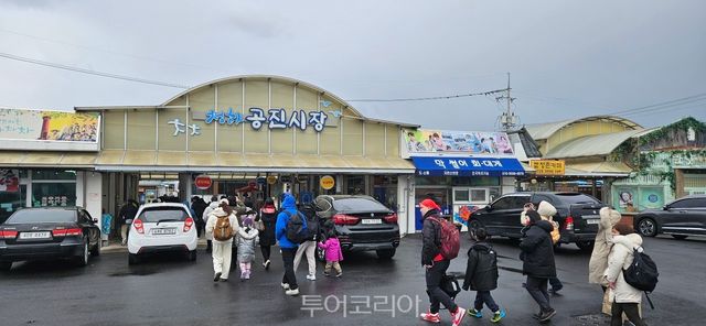 1. 스페이스워크, 2. 이가리닻전망대, 3. 구룡포일본인가옥거리, 4. 청하 공진시장, 5. 과메기문화관 연휴 기간 붐비는 인파로 활기를 띠는 포항 죽도시장./사진-포항시