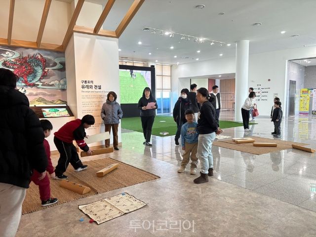 1. 스페이스워크, 2. 이가리닻전망대, 3. 구룡포일본인가옥거리, 4. 청하 공진시장, 5. 과메기문화관 연휴 기간 붐비는 인파로 활기를 띠는 포항 죽도시장./사진-포항시