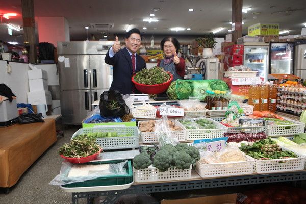 대한석탄공사는 최근 설 명절을 맞아 지역 전통시장의 활성화와 취약계층 지원을 위한 특별 행사를 진행했다. /사진-대한석탄공사