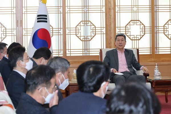 이강덕 포항시장이 31일 간부회의를 주재하면서 신속집행을 주문하고 있다./사진-포항시