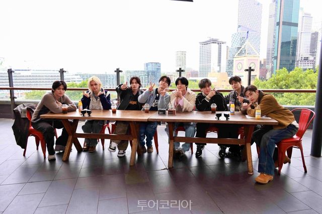 스트레이 키즈가 글렌모어 호텔 루프탑 바에서 포즈를 취하고 있다./사진-호주관광청