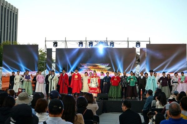 종2024년 지역사회공헌과제 프로그램 시니어 전문모델 양성과정 수료생 종로한복축제 참여 모습(사진제공=종로구청)