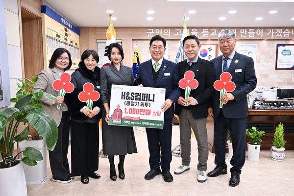 전진선 양평군수 H&S컴퍼니 동절기 외투 전달식 기념촬영 모습(사진제공=양평군청)