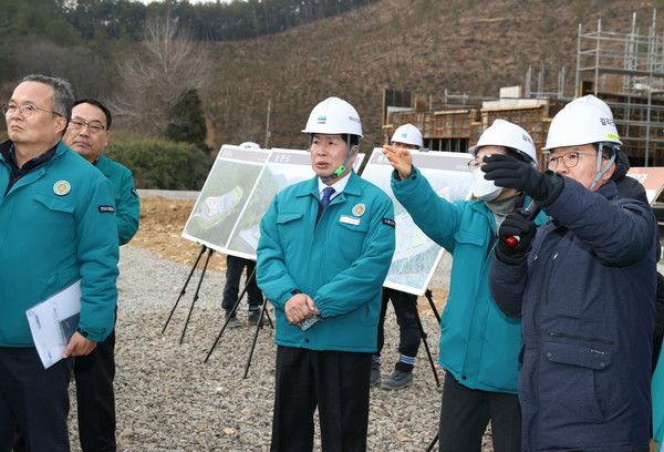 공영민 고흥군수는 지난 6일 고흥군립하늘공원 조성사업 현장을 방문해 공사 관계자를 격려하고 진행 상황을 점검했다. /사진-고흥군