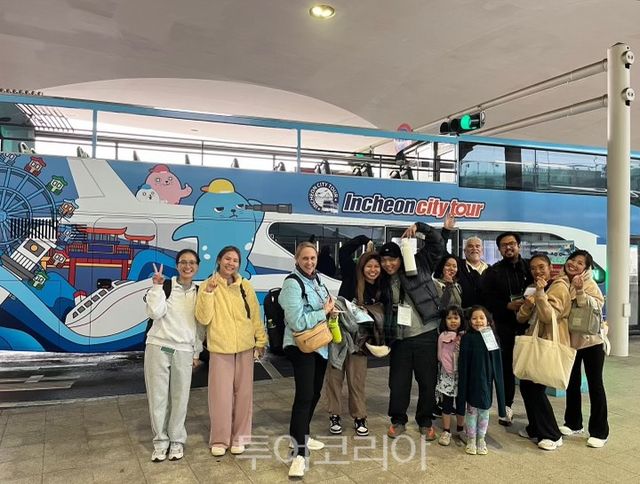 인천시티투어에 탑승하는 공항 환승객/사진-인천관광공사
