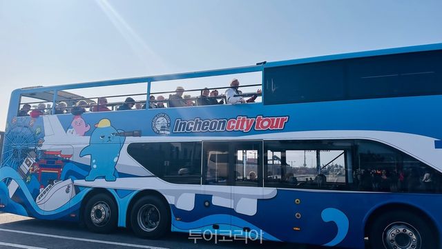 인천시티투어에 탑승한 크루즈 승객/사진-인천관광공사