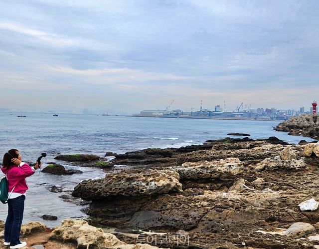 슬도에서 사운드워킹에 참여해 파도소리에 집중하고 있는 모습