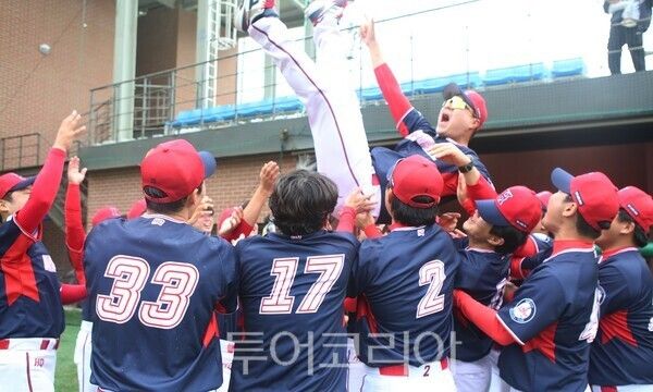 지난 28일 횡성 베이스볼파크에서 열린 '대한체육회장기 전국 야구대회'에서 신천지예수교회 야구팀이 2부 경기에 출전해 우승을 차지한 뒤 환호하고 있다. /사진-신천지예수교회