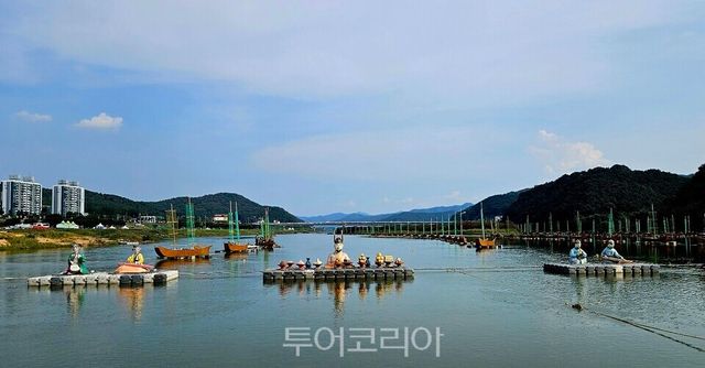 ‘제71회 백제문화제’에서 는&nbsp; 미르섬 옆을 흐르는 금강에&nbsp; 해상강국 대백제의 범선들을 재현해 선보인다.