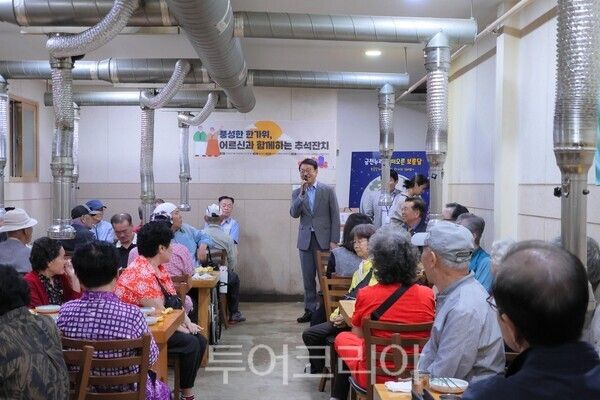 한국어촌어항공단은 지난 9월 30일 '금천누리종합사회복지관'를 방문해 기부물품 전달 및 봉사활동을 했다. /사진-한국어촌어항공단