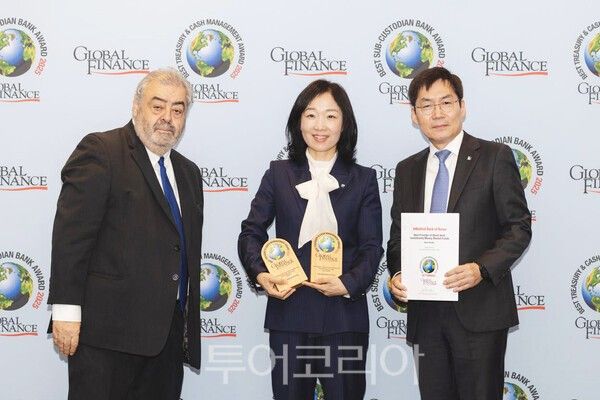 IBK기업은행은 지난 9월 30일 독일 프랑크푸르트에서 열린 'Transaction Banking Awards Ceremony 2025'에서 글로벌 및 아시아지역 '단기 투자상품 공급 최우수 기관상'을 수상했다. /사진-IBK기업은행