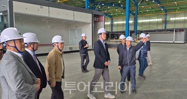 강범석 서구청장이 지난 2일 검단구 임시청사 모듈러 제작 공장(당진)에 방문해 제작된 모듈러를 직접 점검하고 있다.