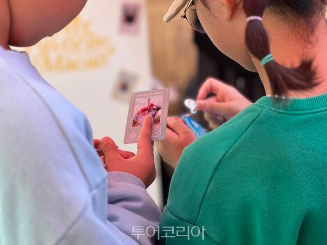 마카오정부관광청 부스 및 기념품 체험 참가자들 마스코트(MakMak)와 홍보 부스, AI 포토부스 체험/사진-마카오관광청