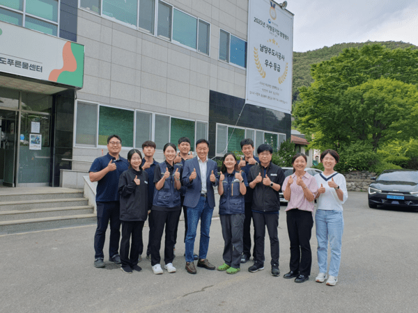 남양주도시공사 이계문 사장 직원들과 기념촬영 모습(사진제공=남양주도시공사)