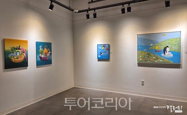 황제영 작가의 개인전 '꿈꾸는 펭귄들-작은 발걸음, 큰 상상'. /사진-BNK부산은행