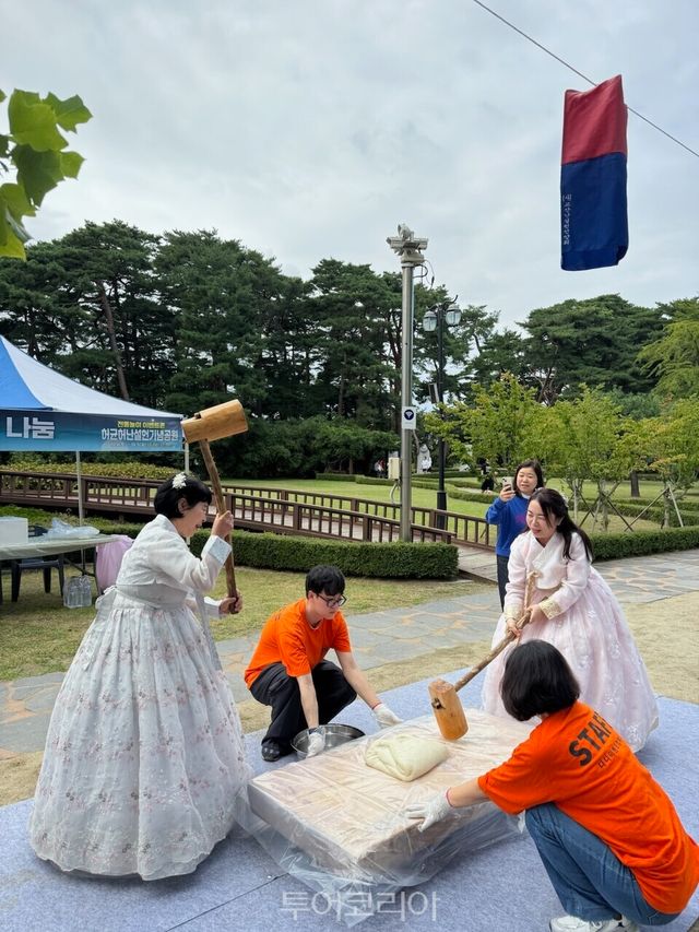 떡매치기 체험하는 관광객