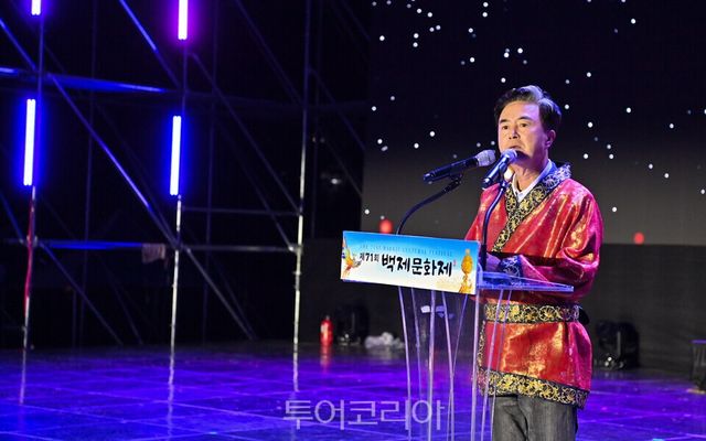 12일 제71회 백제문화제&nbsp; 폐막식에서 축사하는 김태흠 지사/사진=충남도