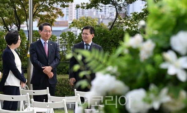 유정복 인천광역시장이 11일 하버파크호텔에서 아이플러스(i+) 맺어드림 1호커플 결혼식장을 둘러보고 있다.