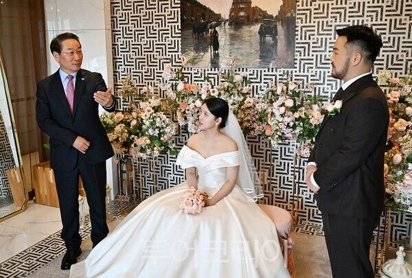 유정복 인천광역시장이 11일 하버파크호텔에서 아이플러스(i+) 맺어드림 1호커플 결혼식에 참석해 축하인사를 하고 있다.