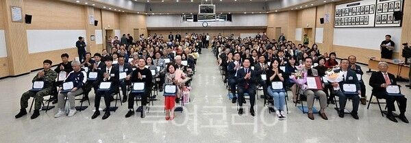 유정복 인천광역시장이 13일 시청 대회의실에서 열린 '2025년 3분기 모범선행시민 표창 수여식'에서 수상자들과 기념촬영을 하고 있다.