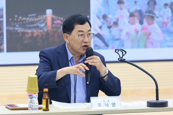 주낙영 경주시장이 13일 간부회의를 주재하면서 발언하고 있다./사진-경주시
