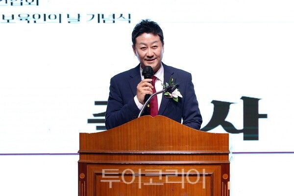 축사하는 김진경 의장