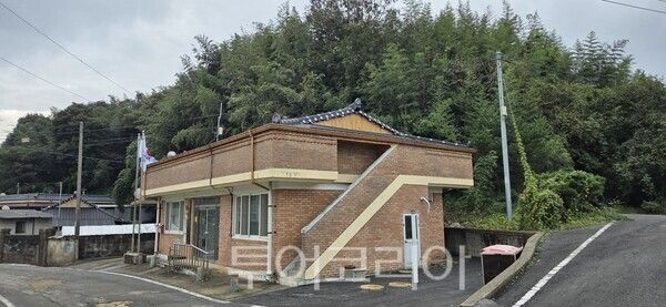 14일 촬영된 영광군 불갑면 생곡경로당 불법 증축 모습. /사진-박성환 기자