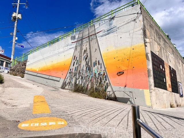 등대오름길 벽화/ 사진=동해시